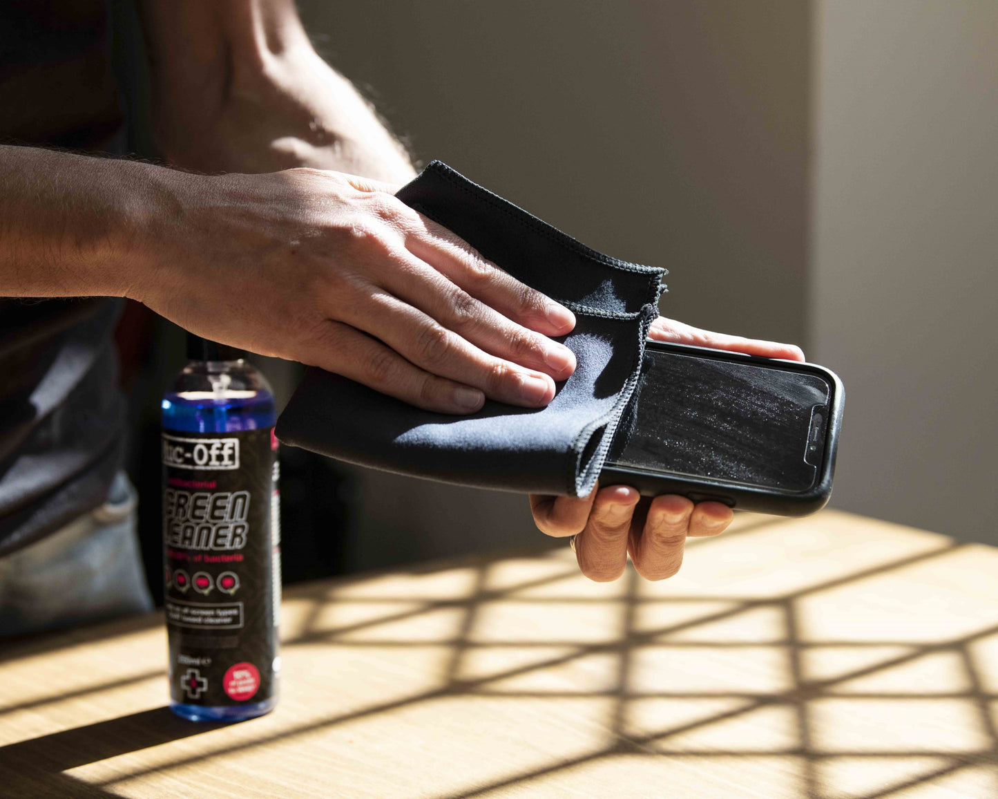 Muc-Off Antibacterial Screen Cleaner – 250ml