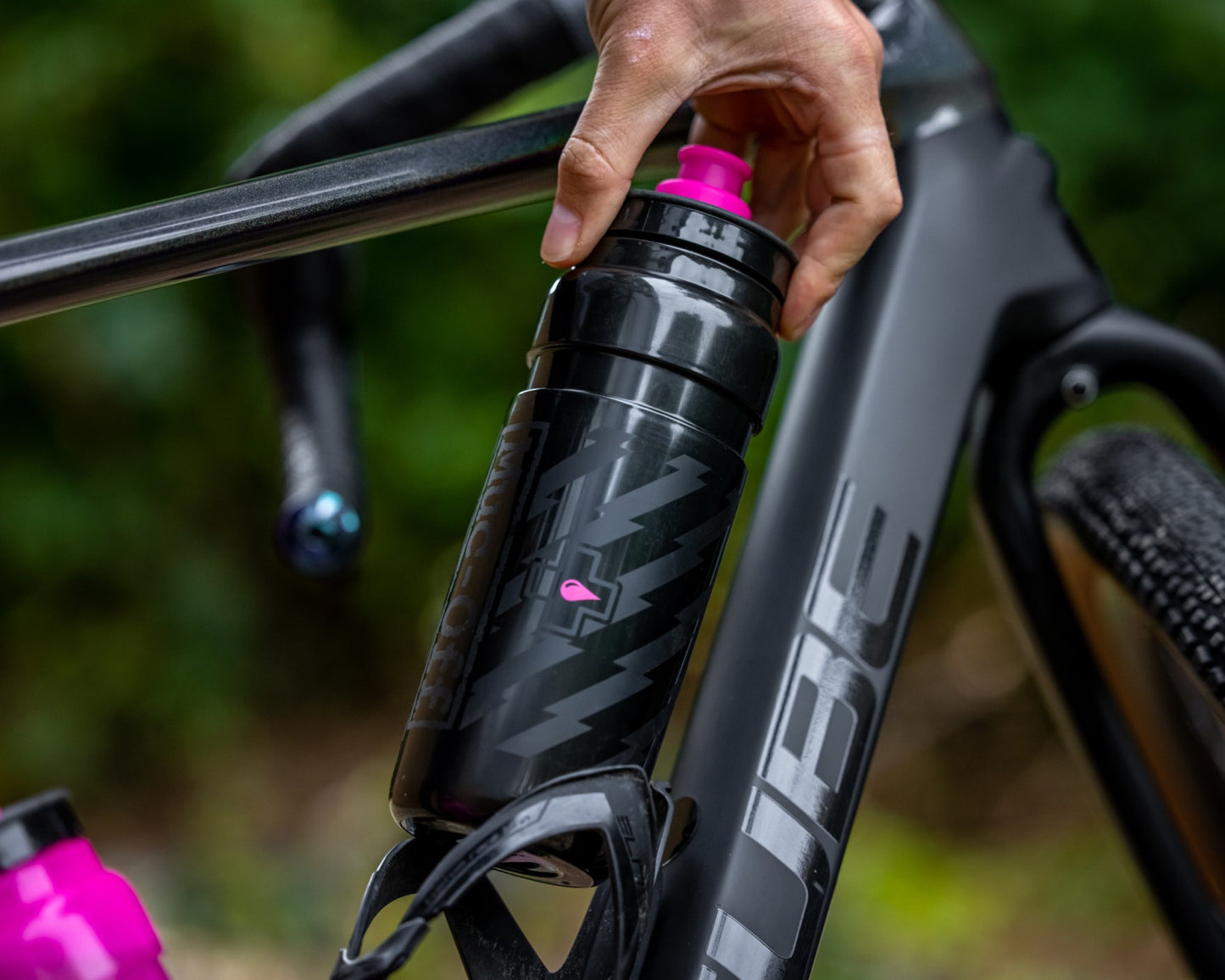 Muc-Off Black Custom Fly Water Bottle – 550ml